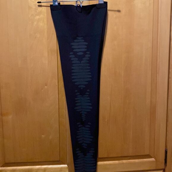 Spanx legging. Womens size medium. Black with gray Aztec type design.NWOT! - Picture 4 of 4